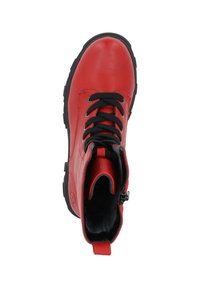Botín de cuero rojo hasta el tobillo con cordones negros, acabado texturizado, puntera redonda y cremallera lateral. Suela de goma gruesa que proporciona durabilidad.