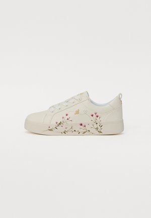 Sneaker bianco con design floreale caratterizzato da boccioli rosa e steli verdi. Texture liscia con punta rotonda e chiusura a lacci con sei occhielli. Accenti dorati.