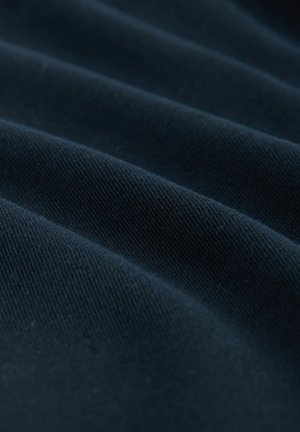 Țesătură albastru închis cu o suprafață netedă și texturată, având pliuri îndrăznețe și distribuite uniform. Materialul pare moale și ușor reflectorizant.