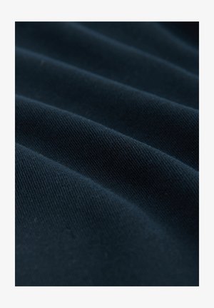 Tela azul oscuro con una superficie lisa y texturizada que presenta pliegues prominentes y espaciados de manera uniforme. El material parece suave y ligeramente reflectante.