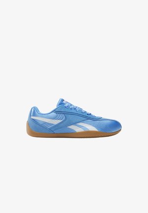 Scarpa sportiva bassa azzurra chiaro con strisce laterali bianche e suola in gomma naturale, mostrata in profilo lato sinistro.