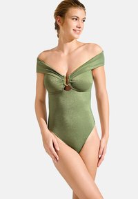 Maillot de bain une pièce vert olive avec une conception dénudée des épaules, une découpe à l'avant, une texture brillante et des détails en doré au niveau de la poitrine.