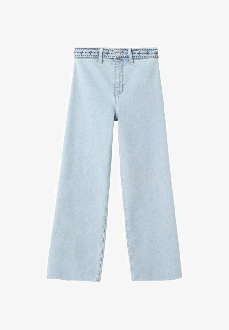 Blugi largi, de culoare albastru deschis, cu talie înaltă, având o bandă cu model în talie, fermoar frontal și două buzunare laterale. Textură netedă de denim.