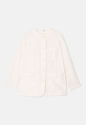 Veste légère blanche en tissu texturé, avec un col rond, des boutons à l'avant et deux poches à l'avant. Design simple et fonctionnel.