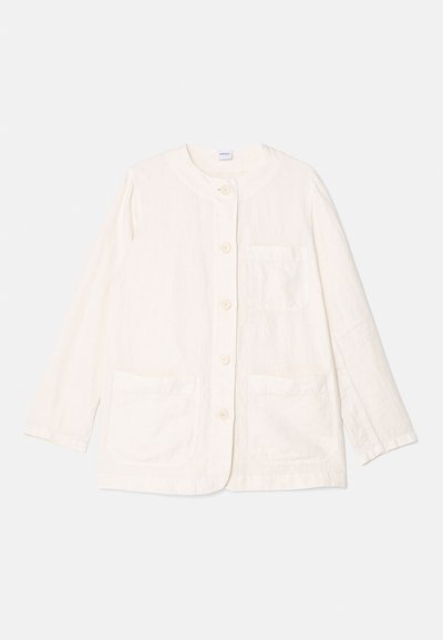 Veste légère blanche en tissu texturé, avec un col rond, des boutons à l'avant et deux poches à l'avant. Design simple et fonctionnel.