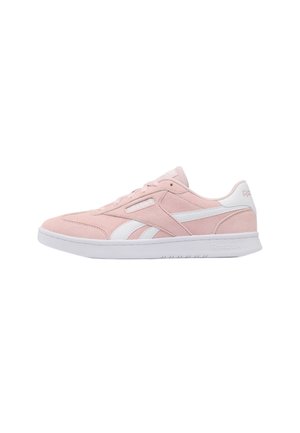 Sneaker basse in camoscio rosa con suola bianca, strisce laterali bianche con logo e linguetta posteriore bianca con marchio.