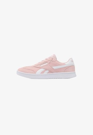 Sneaker basse in camoscio rosa con suola bianca, strisce laterali bianche con logo e linguetta posteriore bianca con marchio.
