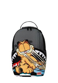 Zaino in tessuto grigio con un grafico di un gatto cartoon dai baffi allungati, con accenti neri e rossi audaci e una forma piatta.