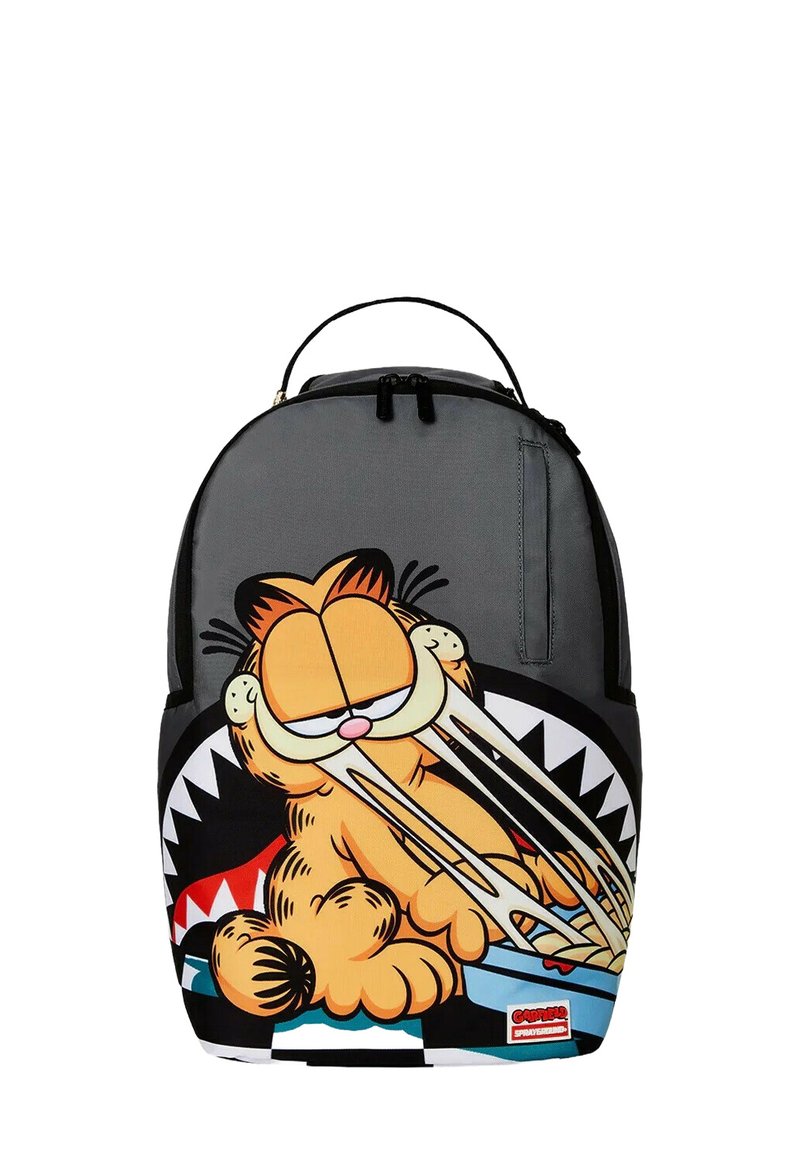Zaino in tessuto grigio con un grafico di un gatto cartoon dai baffi allungati, con accenti neri e rossi audaci e una forma piatta.
