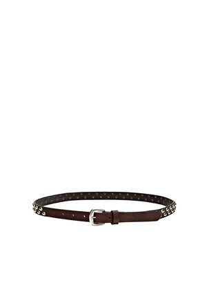 Brunt læderbælte med sølvspænde og metalnitter langs hele længden, lagt fladt på en hvid baggrund.