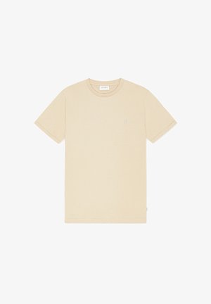 T-shirt beige à manches courtes avec col rond et petit logo sur la poitrine gauche, design épuré, posé à plat sur fond blanc.