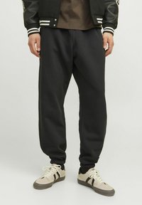 Jack & Jones MIT WEITEM BEIN FIT - Pantaloni sportivi - black