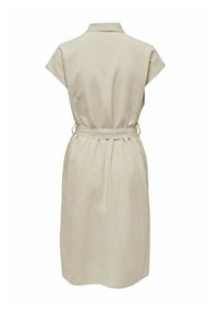 Beżowa sukienka lniana z krótkimi rękawami, kołnierzykiem i paskiem w talii. Charakteryzuje się prostym wzorem i miękką teksturą oraz długością midi.