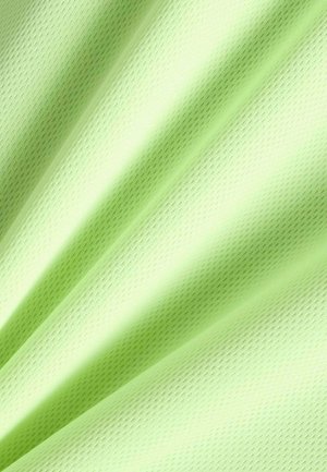 Tela verde claro con textura fina de malla diagonal y pliegues suaves que crean patrones de sombra.