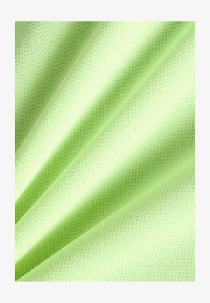 Tela verde claro con textura fina de malla diagonal y pliegues suaves que crean patrones de sombra.