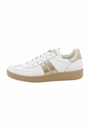 Sneaker bassa bianca con suola beige e dettagli metallici dorati sui lati, tallone e linguetta, con lacci bianchi e dettagli di cucitura.
