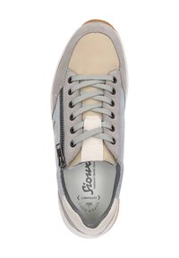 Graue Wildleder- und Stoff-Sneaker mit beigen Akzenten, Schnürung an der Vorderseite, seitlichem Reißverschluss und Gummisohle. Mit einem gebrandeten Innensohlen-Design.