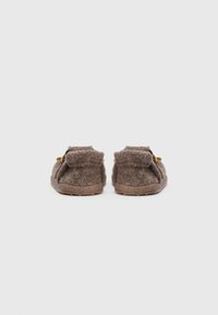 Zapatillas de fieltro marrón con un acabado texturizado, que presentan un diseño de solapa y acentos en negro, además de una suela de goma para mayor durabilidad.
