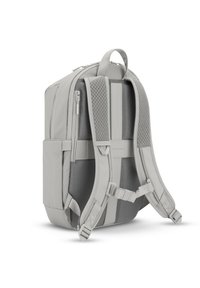 Grå ryggsäck med vadderad, strukturerad baksida och justerbara remmar. Har flera fack och en sidoficka för extra förvaring.