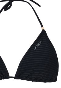 Top de bikini a rayas negras con forma triangular, lazos ajustables y un sutil logo en gris metálico. Presenta una tela texturizada.