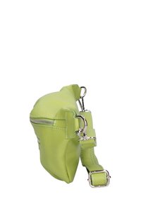 Groene leren handtas met een gestructureerde afwerking, zilveren hardware, ritsluiting en een verstelbare schouderband. Compact en gestructureerd ontwerp.