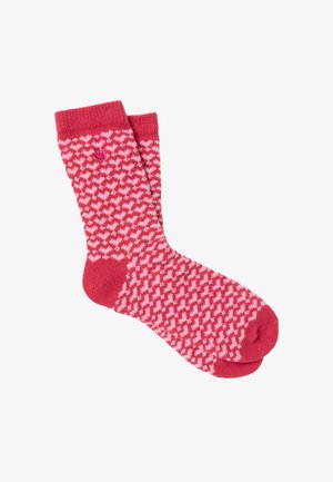 Paire de chaussettes rouges avec un motif de cœur rose clair, des bord-côtes et des zones unies rouges au niveau des orteils et du talon.