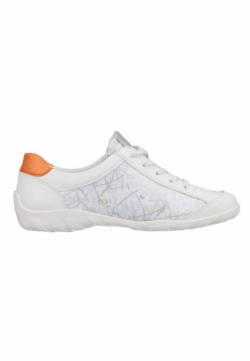 Baskets blanches avec un design texturé, présentant un accent orange au talon, un bout rond et une construction en matériau synthétique.