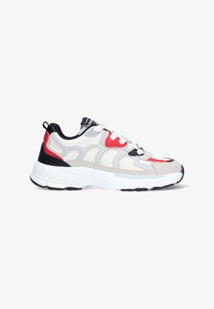 Sneaker met een bovenwerk in wit, grijs en rood, met een gestructureerd ontwerp, zwarte accenten en een wit chunky profiel. Vetersluiting.