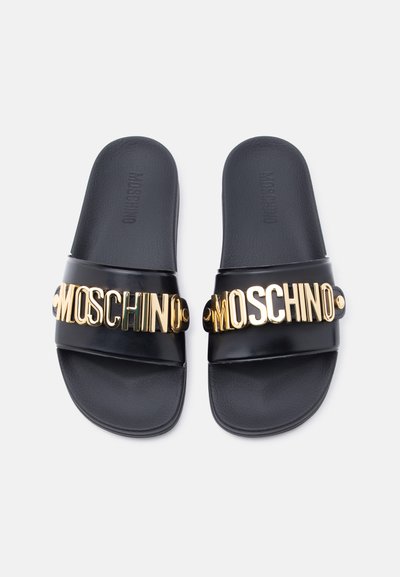 Sandales à glissière noires avec lettrage MOSCHINO métallique doré sur les brides, semelle intérieure rembourrée et semelle texturée.