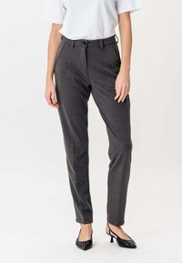 Pantaloni gri, croiți cu un design elegant, având închidere cu un singur buton, buzunare laterale și o textură netedă. Asortați cu tocuri negre ascuțite.