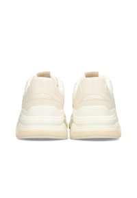 Par de zapatillas gruesas en beige y blanco mostradas desde atrás, con suelas gruesas y detalles de malla cerca de los talones.