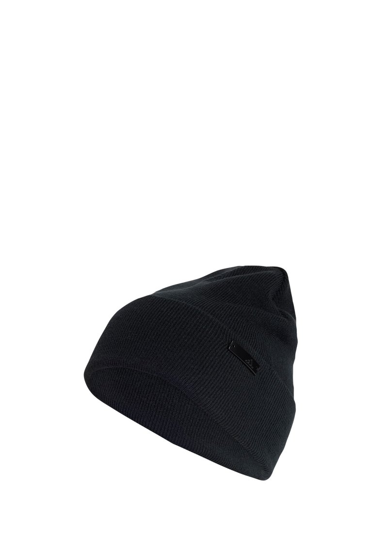 Cappello beanie nero in maglia con texture a costine e un piccolo cartellino rettangolare sul lato. Forma semplice e conica, adatta per un abbigliamento casual.