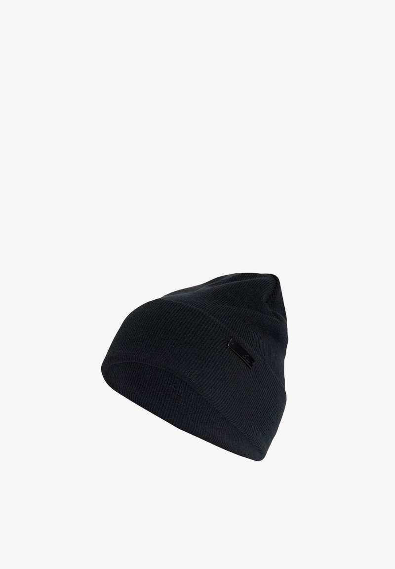 Čierny pletený čiapka s rebrovanou štruktúrou a malou obdĺžnikovou nášivkou na boku. Jednoduchý, kónický tvar vhodný na každodenné nosenie.