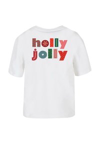 Hvid bomulds t-shirt med "holly jolly" i flerfarvede bogstaver med forskellige mønstre, herunder striber og prikker, på ryggen.