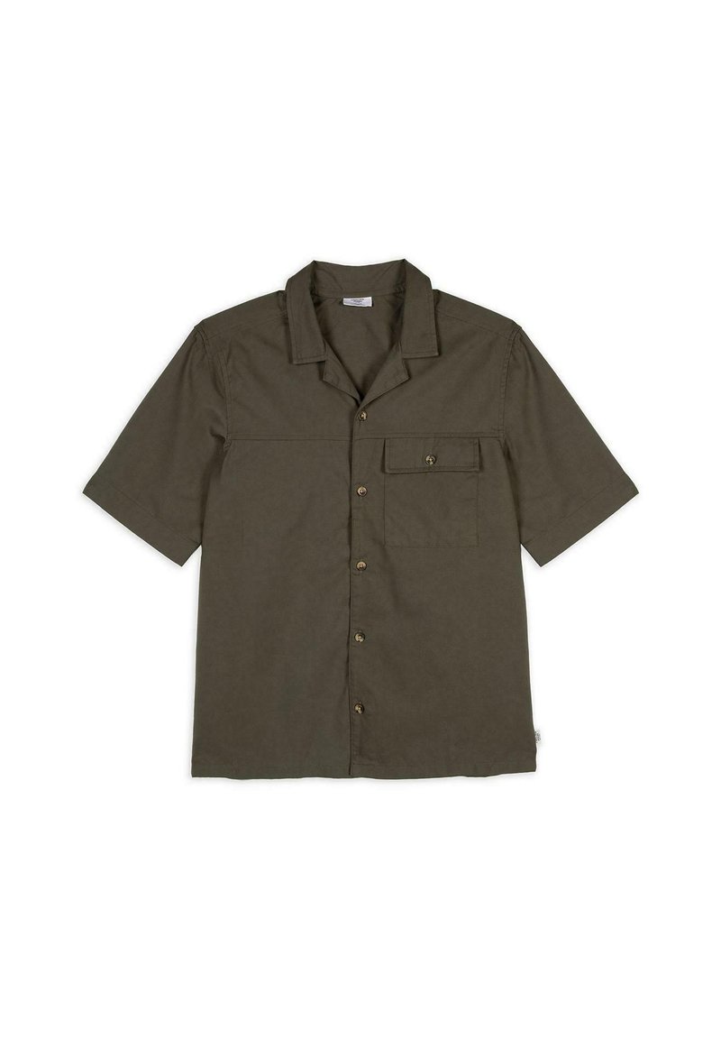 Camisa de manga corta verde oliva, hecha de tela transpirable, con cierre de botones en la parte delantera, un bolsillo en el pecho y un diseño de collar clásico.