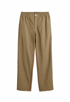 Egyenes szárú barna nadrág elasztikus derékpánttal és elöl patentgombos záródással, könnyű anyagból készült.