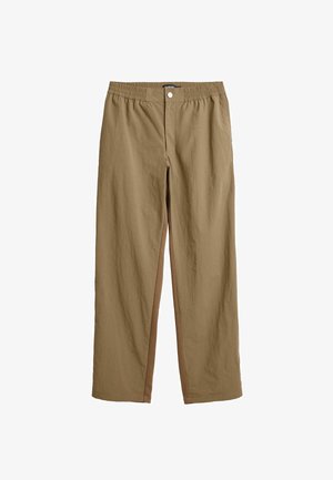 Egyenes szárú barna nadrág elasztikus derékpánttal és elöl patentgombos záródással, könnyű anyagból készült.