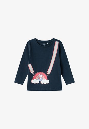 Camiseta de manga larga color azul marino con gráfico colorido de unicornio con arcoíris y nubes, acentuada con tiras rosas y reflectantes. Material de algodón.