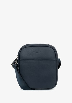 Borsa a tracolla in pelle blu navy con forma rettangolare, texture liscia, zip superiore e tracolla regolabile. Presenta un dettaglio con logo sul davanti.