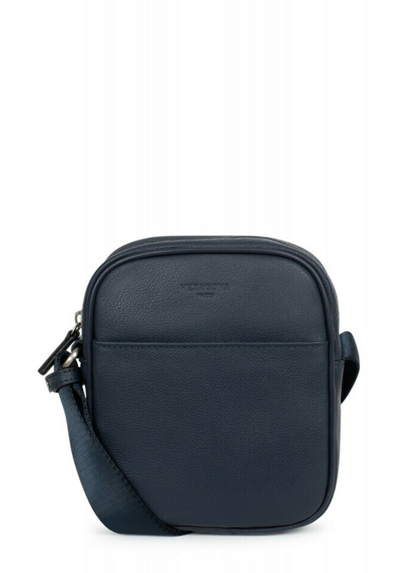 Borsa a tracolla in pelle blu navy con forma rettangolare, texture liscia, zip superiore e tracolla regolabile. Presenta un dettaglio con logo sul davanti.