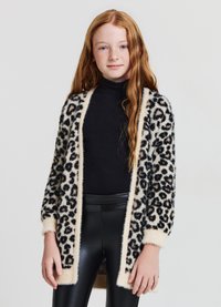  cardigan à motif léopard en tissu doux et duveteux avec des couleurs crème et noir. Design à ouverture frontale avec des manches longues et des poignets côtelés.
