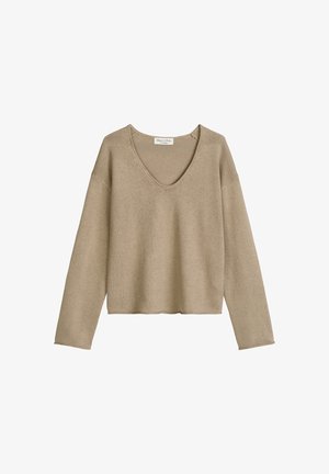 Pull en tricot beige à manches longues avec col en V et ourlet légèrement raccourci, posé à plat sur un fond blanc.