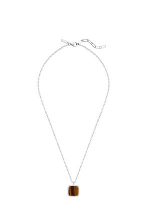 Collier chaîne en argent avec pendentif carré en pierre œil de tigre marron et fermoir réglable sur fond blanc.