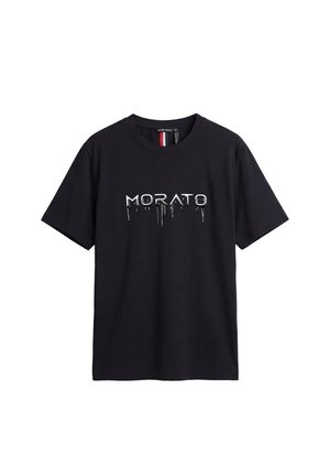 Camiseta negra de manga corta con cuello redondo que presenta el texto "MORATO" en un estilo brillante de pintura goteante a lo largo del pecho.