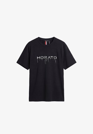 Camiseta negra de manga corta con cuello redondo que presenta el texto "MORATO" en un estilo brillante de pintura goteante a lo largo del pecho.