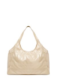 Borsa a tracolla in pelle verniciata beige con una finitura liscia e lucida. Presenta due ampie cinghie e un grande scomparto aperto.