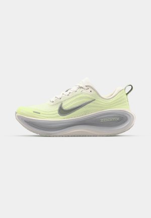 Nike Performance VOMERO PLUS - Laufschuh Straße - sail/metallic silver/barely volt/pure platinum/football grey