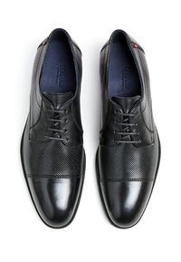 Schwarze Lederschuhe mit einer glatten, spitzen Zehenform und durchbrochenen Seiten. Sie verfügen über schwarze Ösen und Schnürsenkel für sicheren Halt.