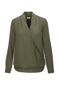 Blouse verte olive à manches longues avec un devant drapé, un col en V et une fermeture par bouton au col, fabriquée en tissu léger.