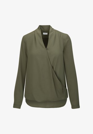 Glad stof in effen olijfgroene kleur met lichte verticale schaduw en zichtbare textuur.